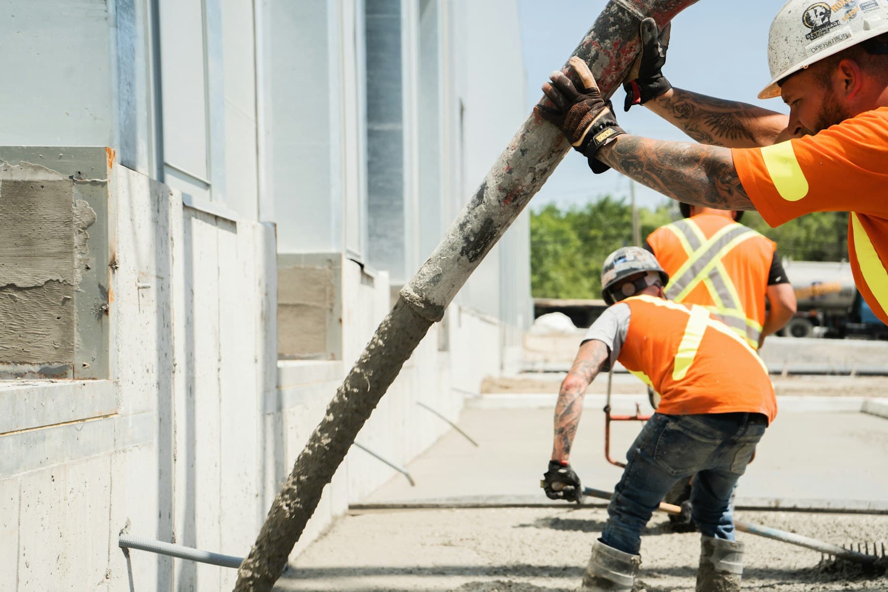 Professionisti al lavoro in un cantiere edile